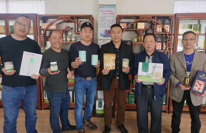 中華金廚、中國烹飪大師黃熾華師傅和“華家班”秘書處成員一行蒞臨粵森指導牛大力菜品研究與開發工作。